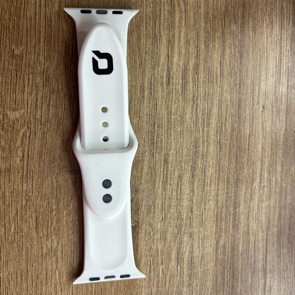 Women’s Qalo Apple Watch band 44mm . Used 2-3 times - Picture 3 of 4